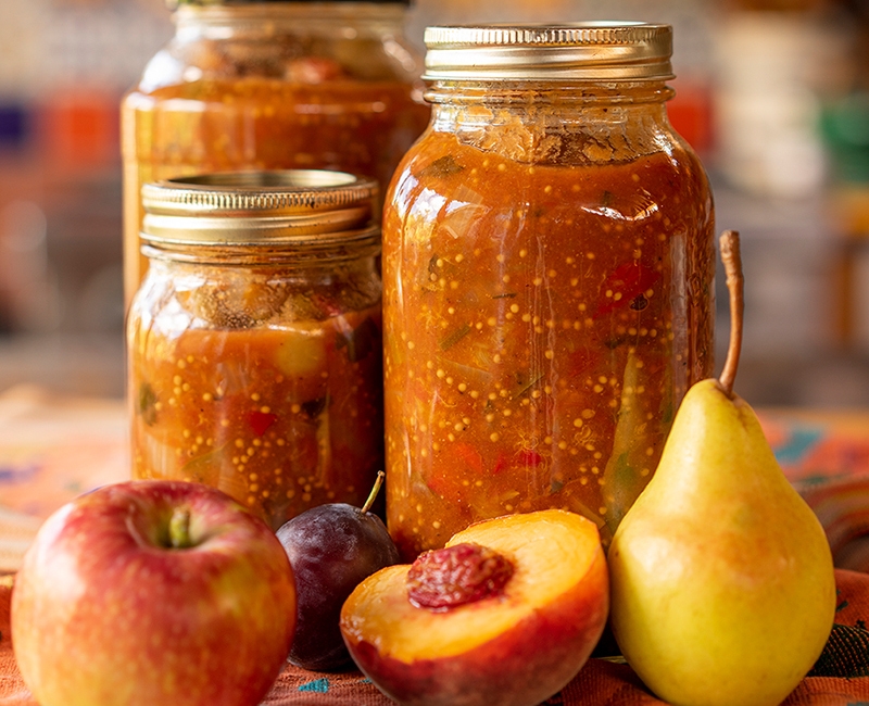 Hãy thử thêm các loại trái cây như xoài, dứa hoặc đào vào tương cà tự làm để có một hương vị độc đáo