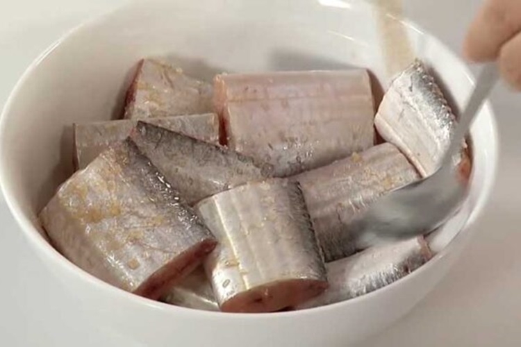 Hướng dẫn làm cá hố kho đậm đà, thơm ngon thích hợp ăn vào những ngày se lạnh - Hình 3