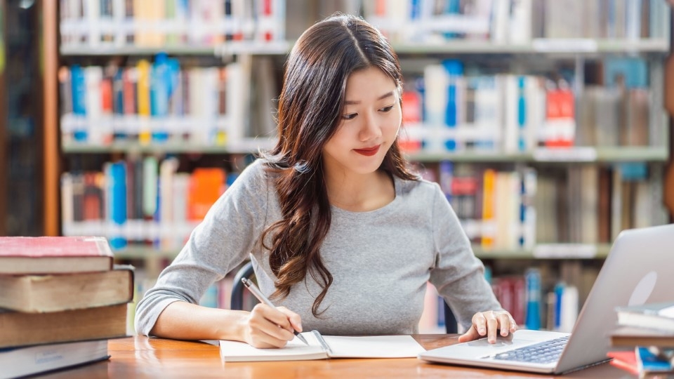 Sau khi hoàn thành quá trình đăng nhập, người dùng có thể tự do trải nghiệm phần mềm trong việc quản lý thư mục tài liệu hay dùng các tính năng có sẵn trong quá trình học tập và nghiên cứu.
