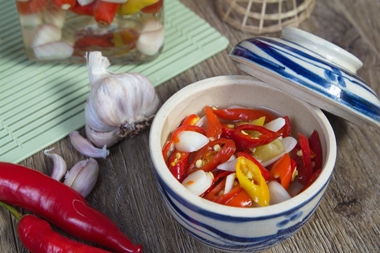 Bí quyết cách ngâm tỏi ớt với mắm thơm ngon và bảo quản, sử dụng được lâu ngày - Hình 5