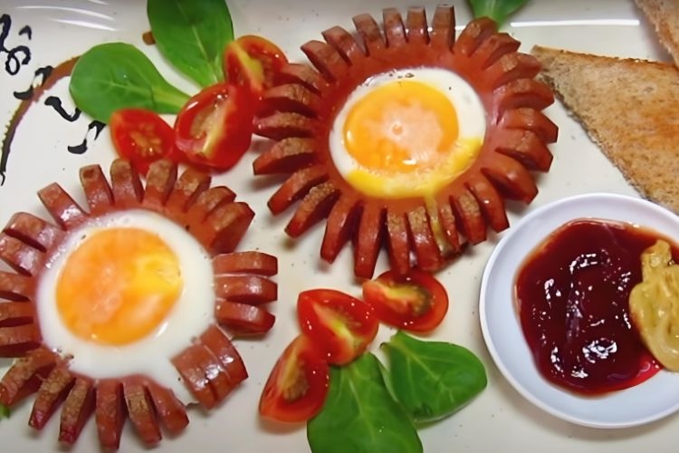 Thành phẩm trứng ốp la hình bông hoa hấp dẫn