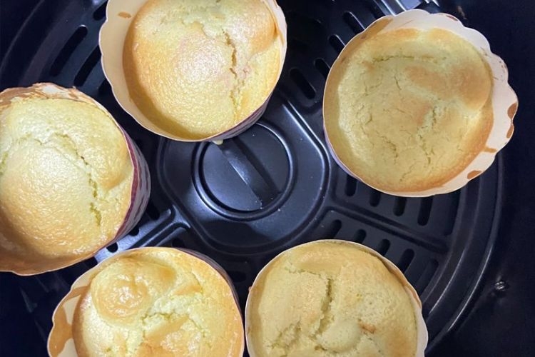 Nướng bánh cupcake lá dứa