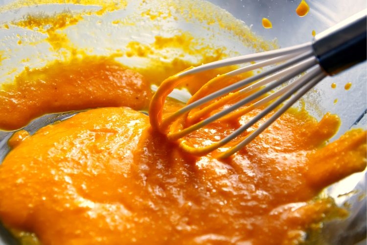 Đánh lòng đỏ trứng và bột