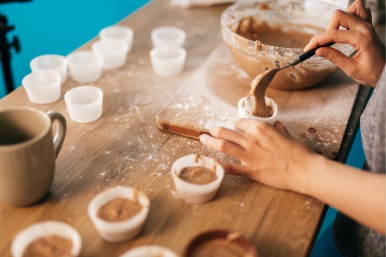 Đổ bột bánh vào khuôn