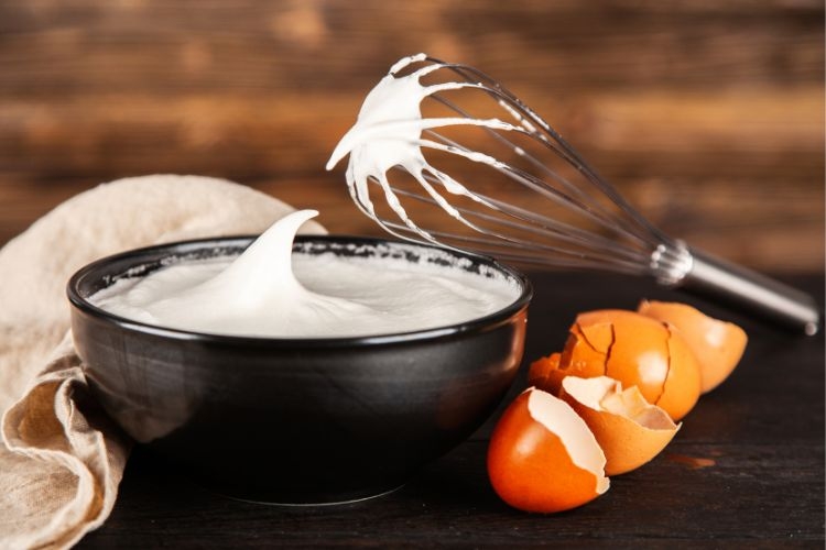 Đánh lòng trắng trứng và đường cho bông lên