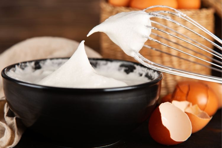 Đánh bông lòng trắng trứng và đường