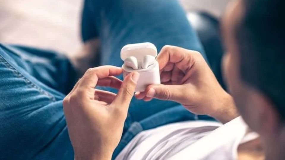 Lý do vì sao cần phải vệ sinh tai nghe AirPods và EarPods?