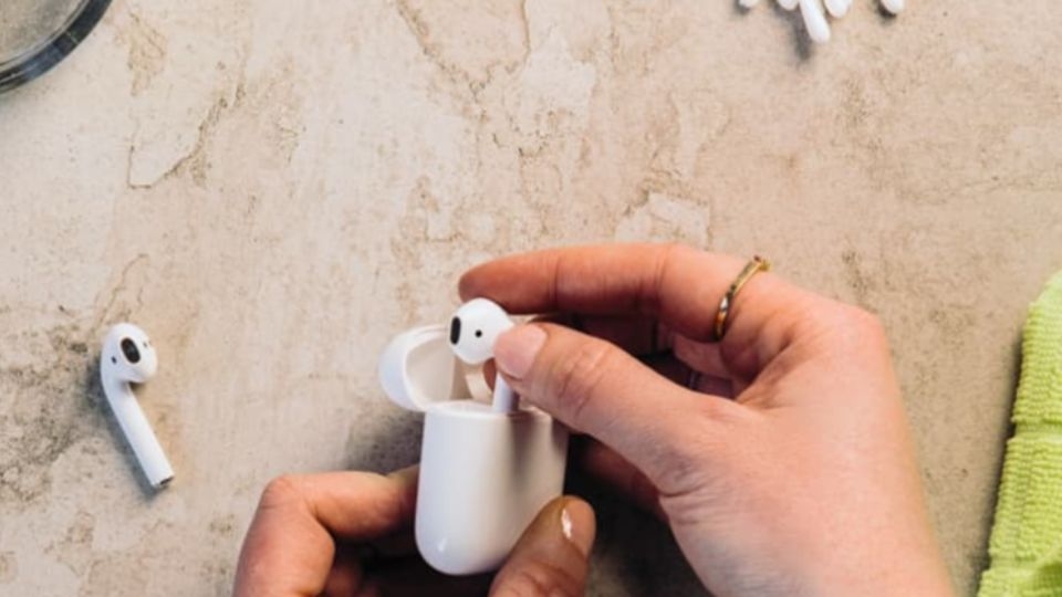 Những điều cần lưu ý khi vệ sinh tai nghe AirPods và EarPods