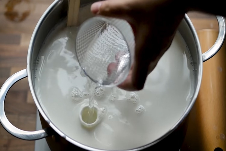 Nấu hỗn hợp sữa và giấm trắng