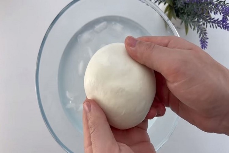 Ngâm phomai trong nước đá khoảng 1 - 2 phút rồi vớt ra