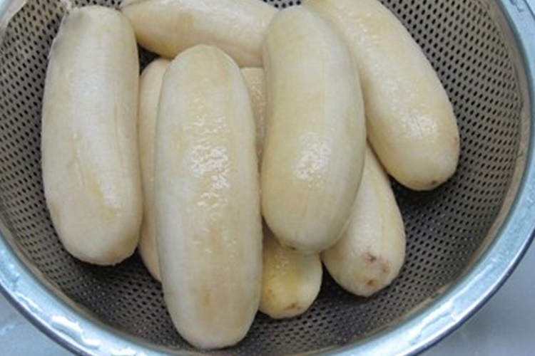 Chuối tây mang đi lột vỏ và tước bỏ các sợi gân