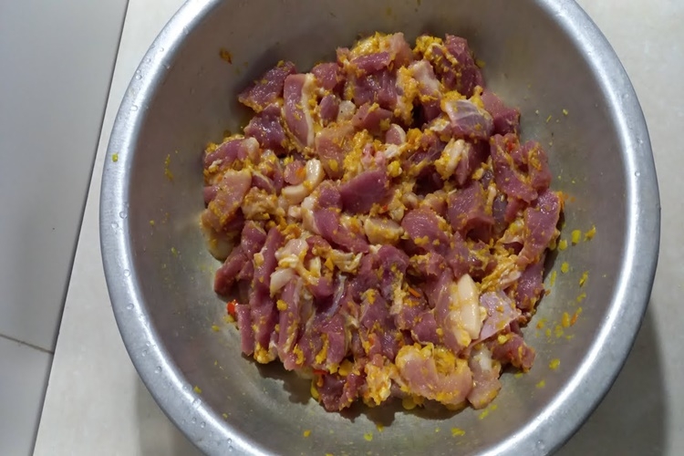 Bước 3: Ướp thịt lợn ba chỉ với các gia vị đã chuẩn bị