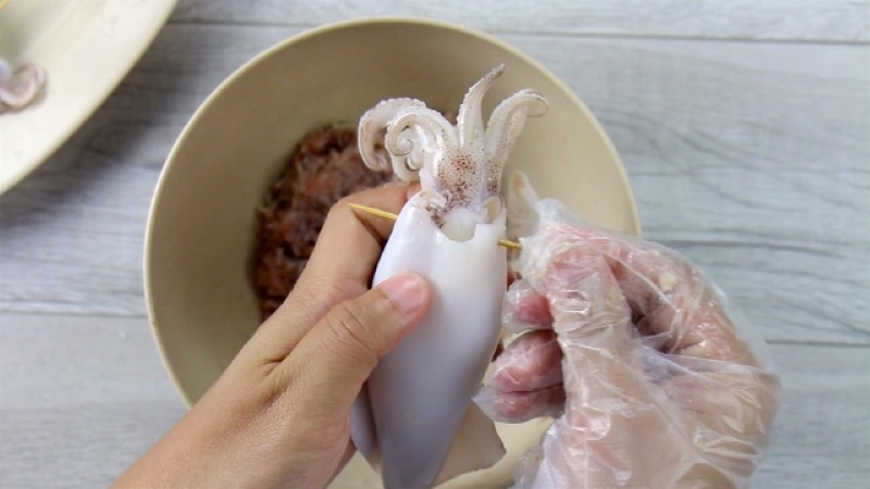 Nhồi mực và cố định bằng tăm