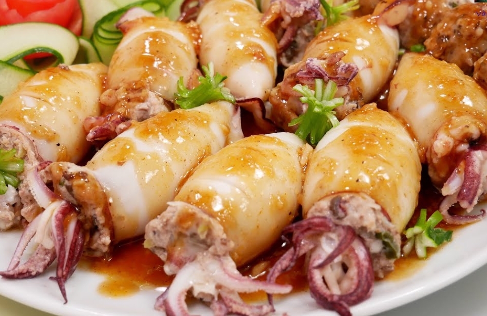 Hoàn thành món mực sốt Thái