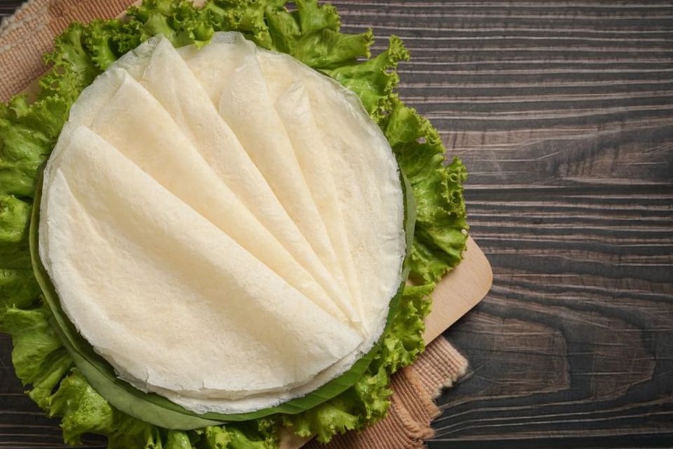 Chọn loại bánh tráng phù hợp để cuốn chả giò giòn lâu