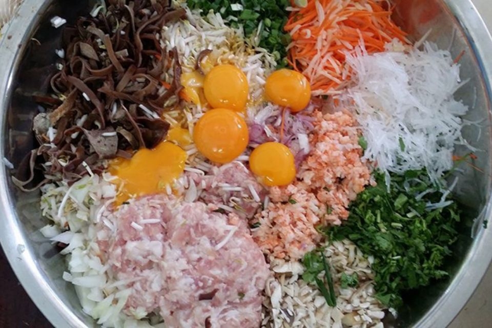 Thêm lượng trứng gà vừa đủ vào nhân