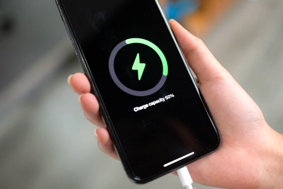 iPhone 11 bị nóng máy do sai cách sạc pin.
