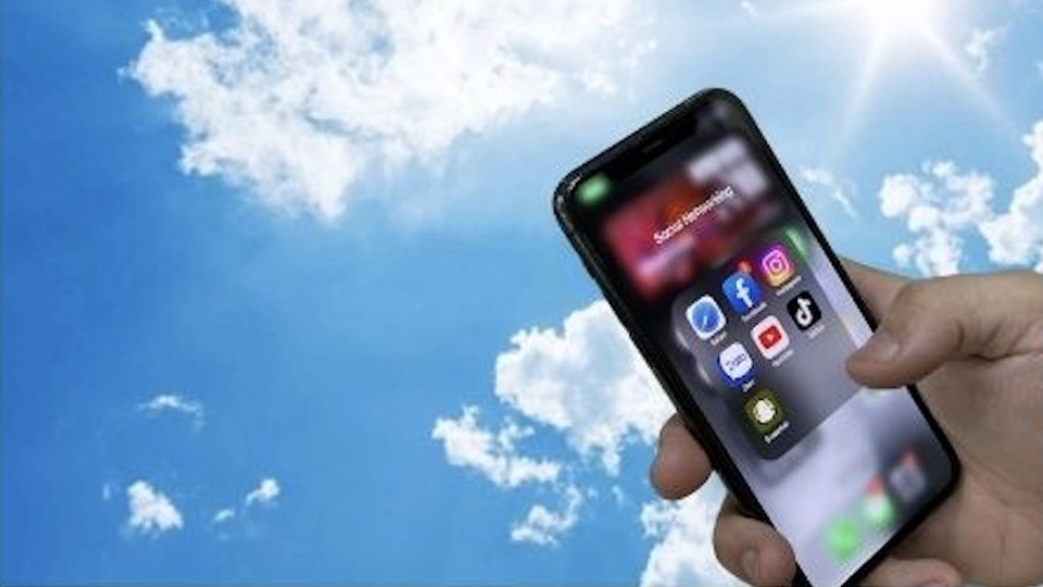 iPhone 11 bị nóng máy do để trong môi trường nhiệt độ cao.
