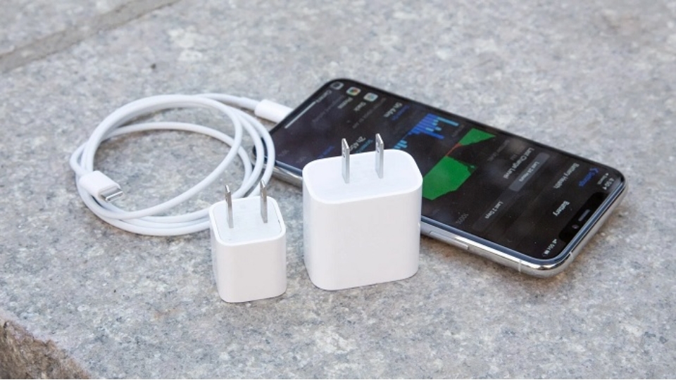 Tại sao điện thoại iPhone 11 sạc không vào và liên tục bị tắt nguồn?
