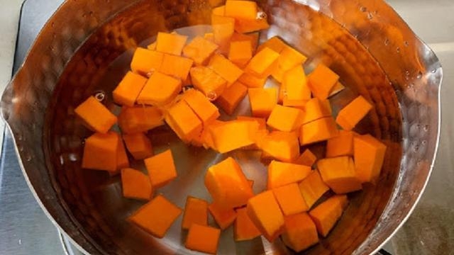 Cách luộc bí đỏ thơm ngon, đẹp mắt, đảm bảo dinh dưỡng cho cả nhà 4