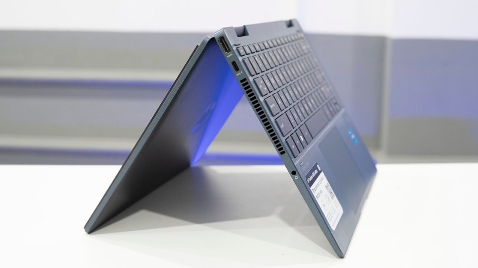 Laptop HP Pavilion X360 14 ek0059TU i3 1215U/8GB/256GB