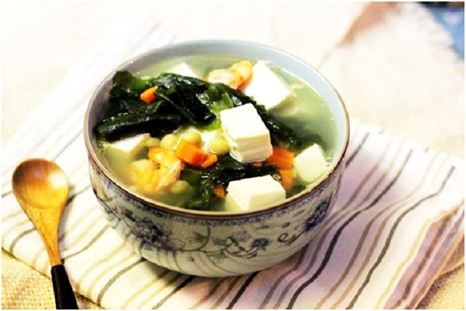 Canh rong biển đậu phụ non và rau củ