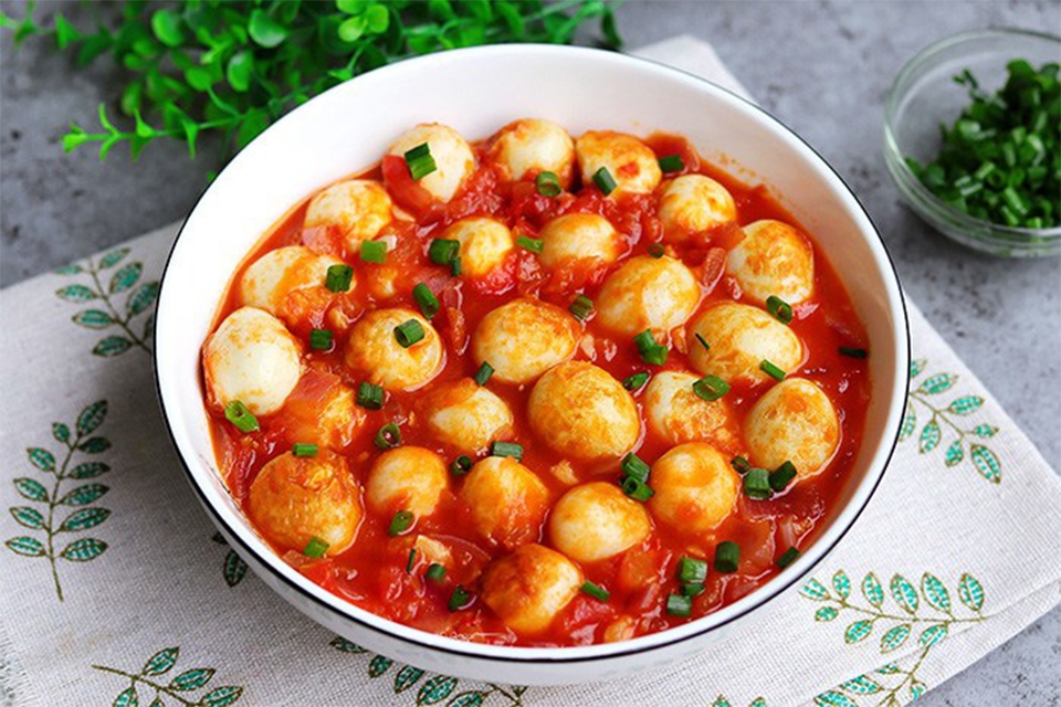 Cách kho trứng cút với cà chua