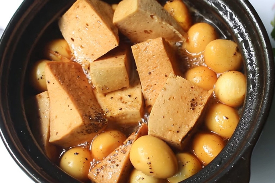 Cách làm trứng cút kho chả lụa