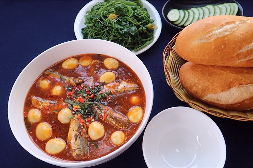 Cách làm trứng cút kho cá mòi hộp