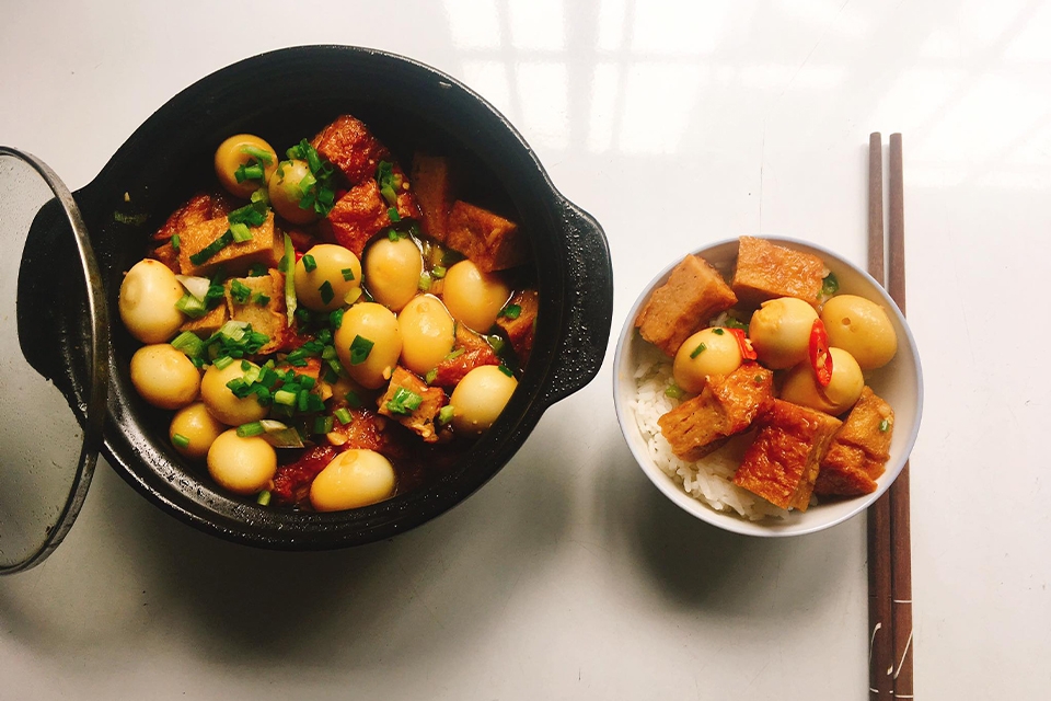 Cách làm trứng cút kho chả cá