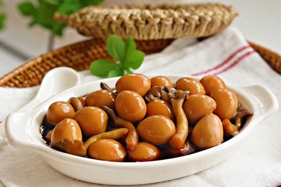 Cách làm trứng cút kho nấm