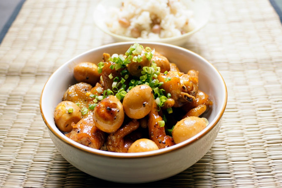 Cách kho trứng cút với thịt gà