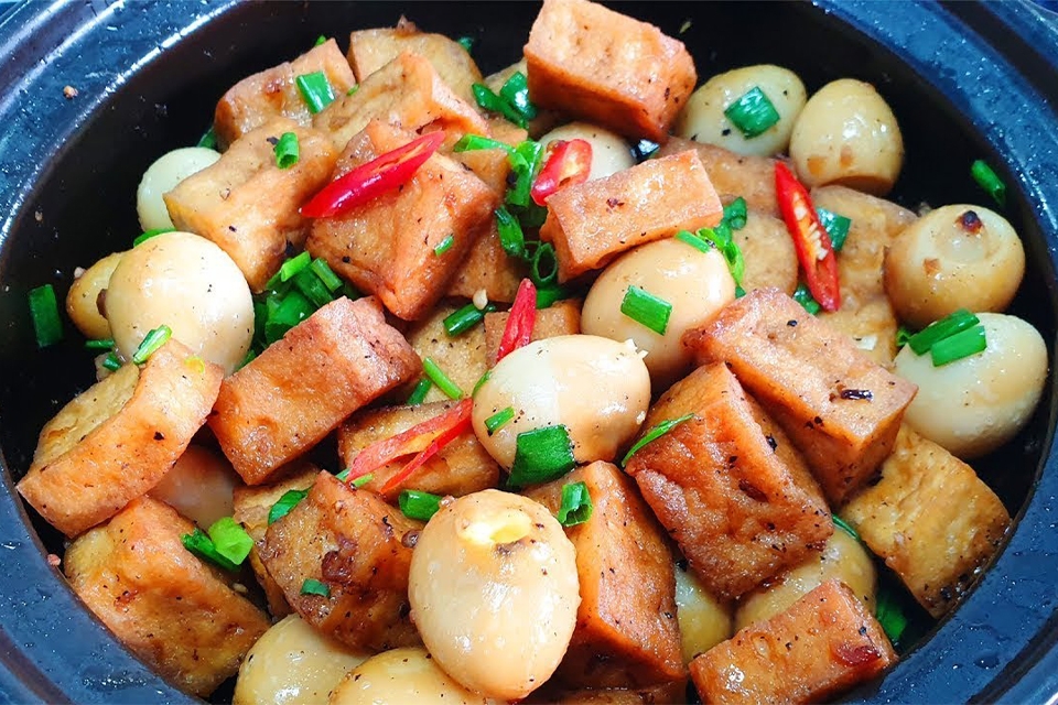 Cách kho trứng cút với đậu hũ