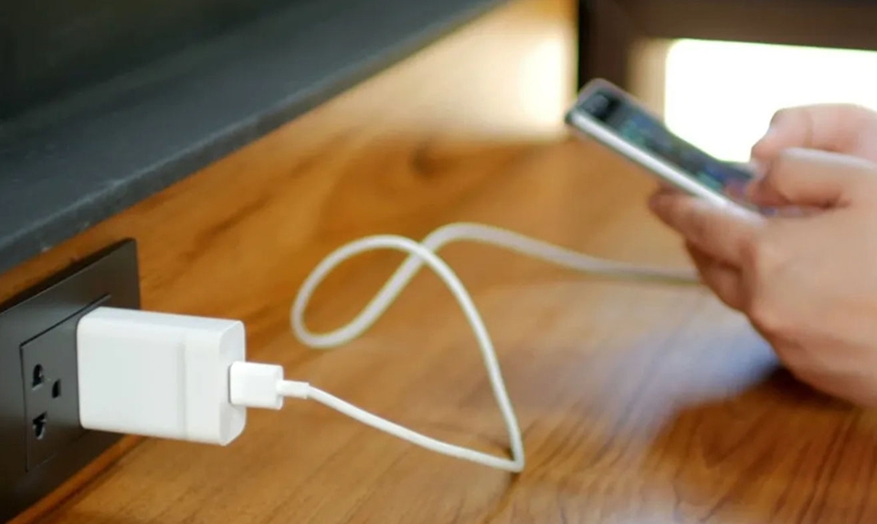Sạc iPhone bị nóng - Ảnh 03