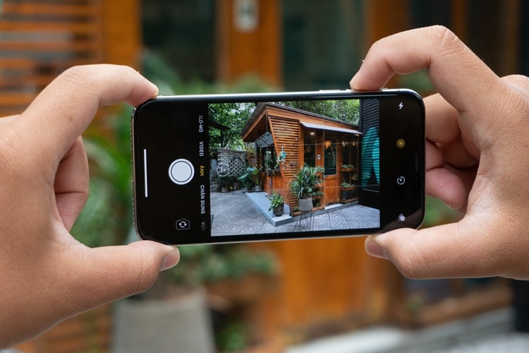 Chụp liên tục trên iPhone với nút tăng âm lượng