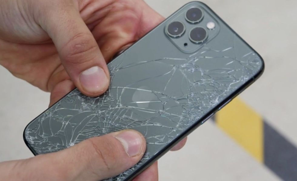 iPhone vỡ do tác động lực