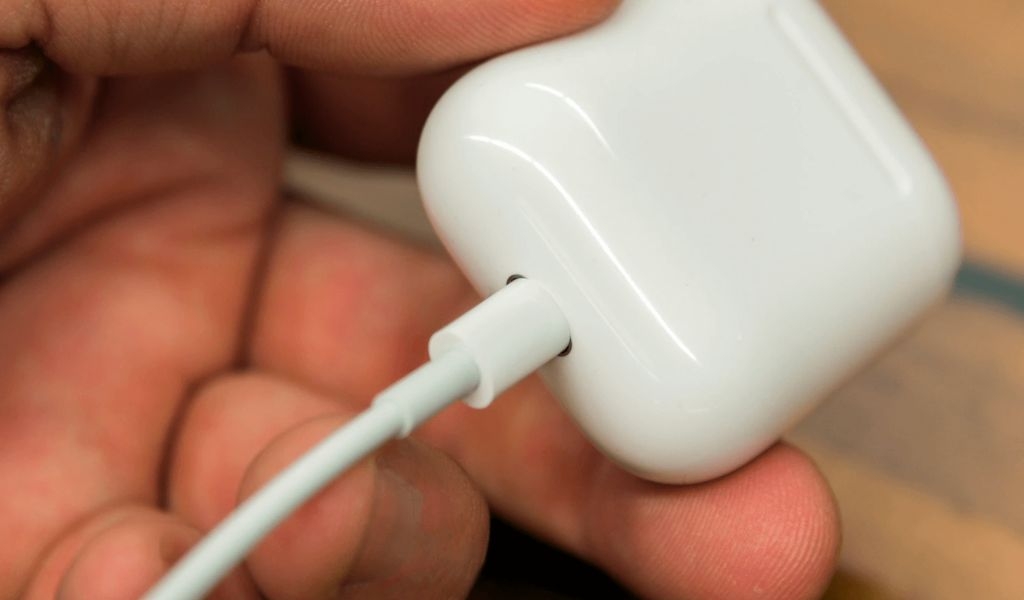 Hướng dẫn sạc tai nghe bluetooth đúng đảm bảo an toàn, kéo dài tuổi thọ pin 5