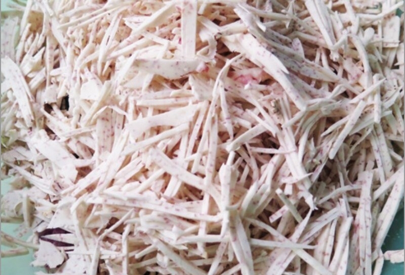 Cắt khoai môn thành sợi