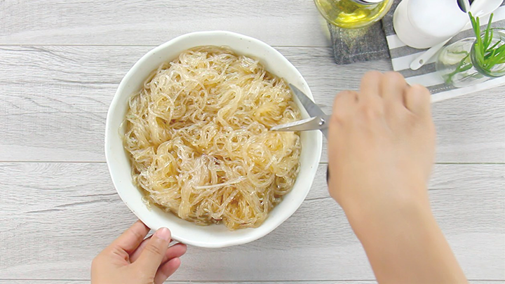 Cắt miến thành sợi nhỏ