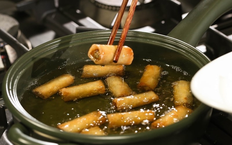 Chiên chả giò vàng ruộm