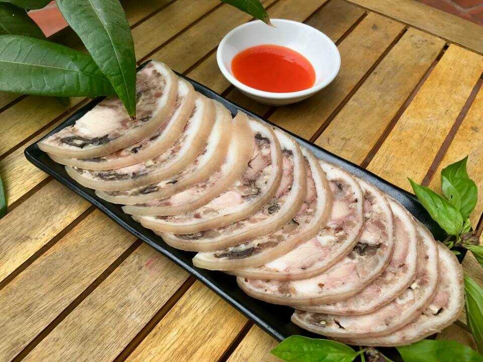Thực hiện cách làm chân giò rút xương này giúp bạn có được món ngon hấp dẫn, chấm cùng nước mắm chua cay là hết sảy