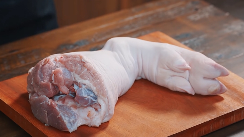 Làm sạch chân giò