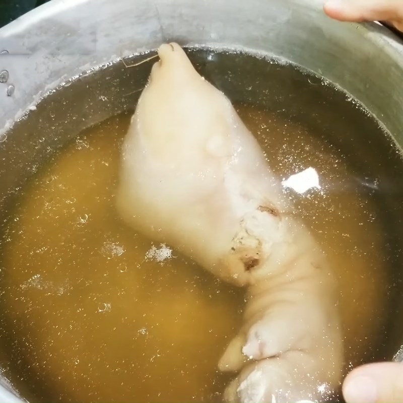 Luộc chân giò