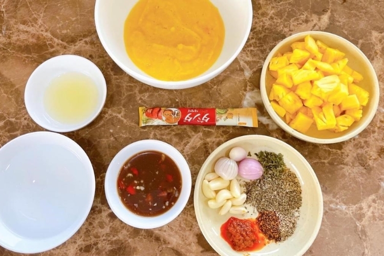 Nguyên liệu sườn rim dứa bằng nồi chiên không dầu