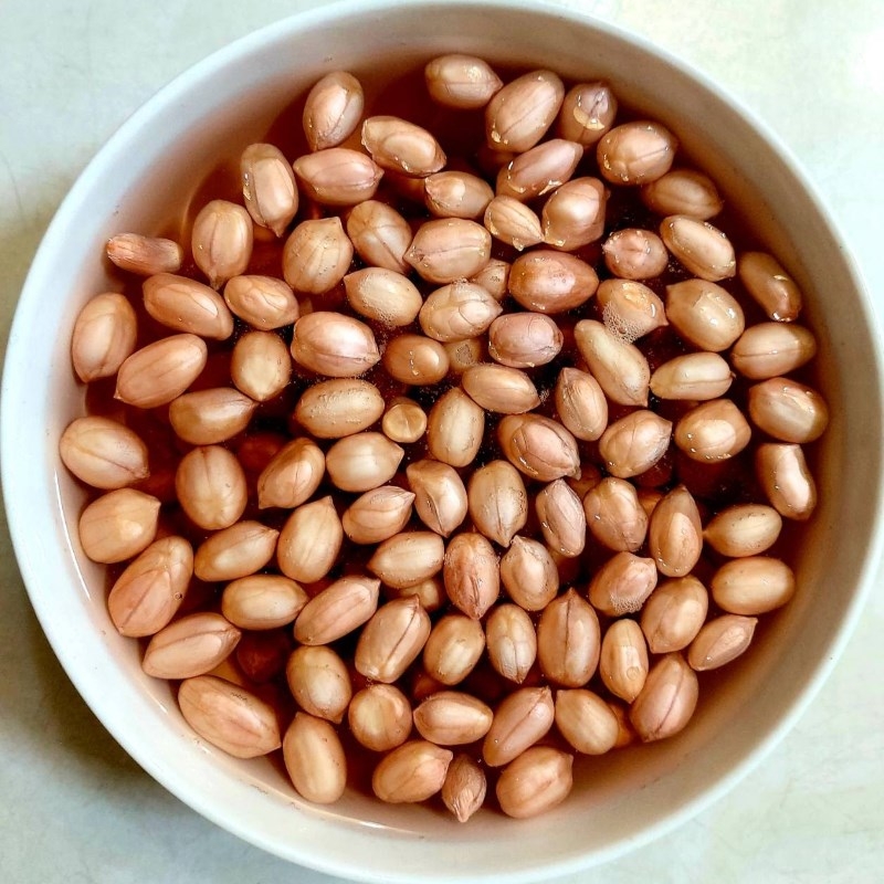 xôi đậu phộng ngâm và luộc đậu
