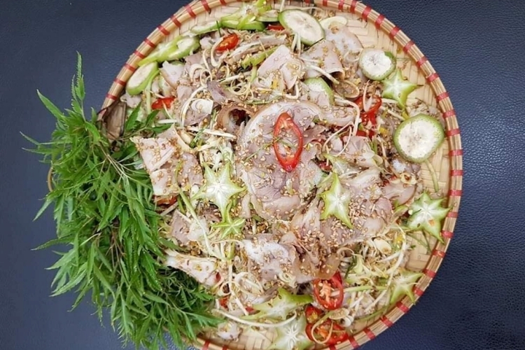 Chạo Nam Định là món ăn chống ngấy được nhiều người yêu thích. Khi thưởng thức nem chạo, bạn sẽ cảm nhận được bì heo dai gìn sần sật quyện cùng thính gạo bùi bùi, chút nước mắn mằm mặn và vị cay nhẹ của ớt. Bạn hoàn toàn có thể tự tay chế biến và thưởng thức hương vị thơm ngon này tại nhà để yên tâm về chất lượng cũng như vấn đề an toàn thực phẩm.&nbsp;  Và không để bạn chờ lâu hơn nữa, FPT sẽ bật mí ngay 2 công thức làm chạo Nam Định ngon bất bại trong bài viết dưới đây.&nbsp;  Công thức 1: Cách làm chạo chân giò&nbsp; Chạo Nam Định có nhiều cách chế biến. Một trong số đó phải kể đến công thức làm chạo chân giò cực kỳ hấp dẫn.&nbsp;  Nguyên liệu cần chuẩn bị&nbsp; Trước khi bắt tay làm món chạo chân giò, bạn cần chuẩn bị những nguyên liệu dưới đây:&nbsp;  Thịt giò heo Riềng&nbsp; Tỏi&nbsp; Ớt&nbsp; Nước cốt chanh&nbsp; Lá sung Mè trắng&nbsp; Dầu ăn&nbsp; Nước mắm&nbsp; Đường&nbsp; Muối&nbsp; Tùy theo số lượng người ăn, bạn có thể cân đối lượng nguyên liệu chế biến nhé!  Hướng dẫn các bước thực hiện&nbsp; Bước 1: Sơ chế chân giò&nbsp;  Thịt chân giò bạn chọn loại tươi ngon, đảm bảo chất lượng. Sau khi mua về, bạn xát muối sơ qua và rửa sạch lại với nước tiếp theo cạo bỏ lông còn sót lại. Rửa sạch lại với nước và để chân giò sang một bên chờ ráo nước.&nbsp;  Đặt chảo lên bếp, cho khoảng 4 thìa dầu ăn vào, chờ dầu nóng thì bạn cho chân giò vào chiên trong khoáng 7 - 10 phút. Lưu ý nên giữ lửa nhỏ, lật đều các mặt chân giò để miếng thịt chín vàng sau đó vớt ra để nguội.&nbsp;  Chờ khi thịt nguội, bạn thái chân giò thành những lát mỏng.&nbsp;  Bước 2: Ướp gia vị và làm nước chấm&nbsp;  Riềng cạo sạch vỏ, thái thành lát mỏng cho vào cối xay cùng 4 tép tỏi, 1 trái ớt, nửa thìa nước mắm và 1 thìa đường.&nbsp;  Nước chấm bạn có thể pha theo công thức: Cho 1 trái ớt, 3 tép tỏi, 1 thìa đường xay nhuyễn với nhau. Sau đó thêm vào 1 thìa nước mắm và 1 thìa nước cốt chanh khuấy đều và nêm nếm cho hợp với khẩu vị của bạn.&nbsp;  Bước 3: Trộn chạo chân giò  Lúc này, bạn trộn hỗn hợp riềng tỏ xay nhuyễn vào tô thịt chân giò đã thái mỏng. Bạn bóp đều để thịt thấm đều gia vị sau đó thêm nửa bát con mè trắng đã rang thơm vào đảo đều. Nếu muốn đạm đà hơn, bạn hãy thêm 1 thìa nhỏ nước mắn nhé!  Bước 4: Thành phẩm  Bạn có thể thái thêm ít rau húng quế, lá chanh trộn vào và cho chạo ra đĩa. Món này có thể ăn cùng nước mắm tỏi ớt cuộn cùng lá sung là thưởng thức được rồi.&nbsp;  Thịt chân giò mềm kết hợp với hương vị của riềng, mè trắng kèm chút chát nhẹ của lá sung tạo nên món ăn dẫn dã mà hấp dẫn khiến ăn cũng thích thú.&nbsp;  Công thức 2: Cách làm chạo bì heo&nbsp; Công thức làm chạo Nam Định tiếp theo đây cũng vô cùng hấp dẫn. Chạo bì heo dai giòn sần sật cực kỳ lạ miệng mà siêu dễ làm. Bắt tay vào bếp ngay thôi nào!  Nguyên liệu cần chuẩn bị&nbsp; Bì heo&nbsp; Thịt lợn&nbsp; Bột thính&nbsp; mỡ phần&nbsp; Chanh, ớt, riềng, tỏi, lá chanh, rau mùi tàu, rau thơm&nbsp; Gia vị gồm: Dấm, rượu, đường, hạt tiêu, nước mắm, bột ngọt, muối&nbsp; Rau ăn kèm: Lá sung, húng quê,s húng bạc hà, rau răm, định lăng, lá ổi, khế chua, chuối xanh Hướng dẫn cách làm chạo bì heo trộn thính Bước 1: Sơ chế nguyên liệu&nbsp;  Bì heo sau khi mu về, bạn cạo sạch lông và xát muối cùng gừng tươi để khử mùi hôi trên bì. Sau đó, bạn rửa lại với nước sạch. Thịt lợn và phần mỡ cũng cần rửa sạch và để ráo nước.&nbsp;  Các loại rau ăn kèm nhặt bỏ lá úa, hư hỏng sau đó rửa sạch lại với nước và để ráo.&nbsp;  Phần bì, thịt heo và mỡ đem luộc chín trong khoảng 15 - 20 phút. Trong quá trình này, bạn lấy đũa săm vào bì heo để kiểm tra. Khi bì heo chín, bạn vớt ra, ngâm vào chậu nước đá để bì heo giòn hơn.&nbsp;  Bước 2: Ướp gia vị&nbsp;  Khi bì nguội, bạn thái chỉ thật mỏng. Phần mỡ, bạn cho vào tô riêng và ướp với 1 thìa muối, 1 thìa rượu, 1 thìa đường cho mỡ thêm trong và giòn hơn.&nbsp;  Riềng cạo vỏ và thái lát cho vào máy xay cùng 4 tóp tỏi.&nbsp;  Chuối xanh lột vỏ thái vát vào cho vào thau ngâm với nước pha giấm loãng để khử chát và chuối không bị thâm. Khế rửa sạch và thái lát mỏng.  Thịt lợn thái chỉ ướp cùng gia vị như nước mắm, bột ngọt, riềng, tỏi, muối trong 15 phút để thịt ngấm gia vị.&nbsp;  Đặt chảo lên bếp, thêm 4 thìa dầu ăn vào chảo chờ dầu sôi thì bạn cho thịt vào. Trong quá trình này, bạn lật đều các mặt của thịt để thịt chín vàng đều. Sau đó, đợi thịt nguội thì thái chỉ như bì lợn.&nbsp;  Lá chanh rửa sach và thái chỉ. Ớt thái lát.&nbsp;  Bước 3: Trộn chạo bì heo&nbsp;  Sau khi chế biến xong tất cả các nguyên liệu trên, bạn trộn tất cả bì lợn, thịt lợn, mỡ phần với các gia vị đường, hạt tiêu, nước cốt chanh trộn đều tay để gia vị thấm đều. Ướp khoảng 15 phút thì cho bột thính vào trộn. Cuối cùng, bạn chỉ cần bày chạo bì heo ra đĩa và thưởng thức thôi!  Bước 4: Thành phẩm&nbsp;  Chạo bì heo có thể ăn kèm lá sung, rau húng quế, húng bạc hà, đinh lăng... và chấm ước mắm tỏi ớt là chuẩn vị tuyệt vời. Món này cực kỳ phù hợp cho những ngày nóng bức, nhâm nhi cùng cốc bia mát lạnh thì còn gì tuyệt vời hơn.&nbsp;  Kết luận Trên đây là 2 công thức bất bại làm món chạo Nam Định cực hấp dẫn. Xoắn tay vào bếp thể hiện ngay để chiêu đãi của nhà nhé!  Mời bạn tham khảo thêm một số mẫu chảo chống dính siêu đỉnh, giá tốt tại FPT Shop để chế biến chạo Nam Định nhanh hơn nhé!  Chảo chống dính  Xem thêm:&nbsp;  Cách làm nem hải sản chiên xù ngon giòn, hấp dẫn, ai ăn cũng mê tít 9 cách nấu cháo lươn thơm ngon bổ dưỡng đơn giản cho cả nhà