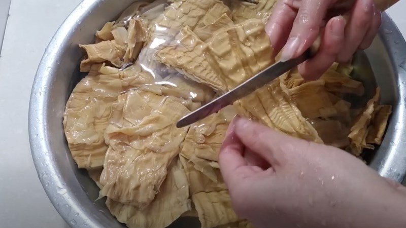 Rửa sạch măng khô