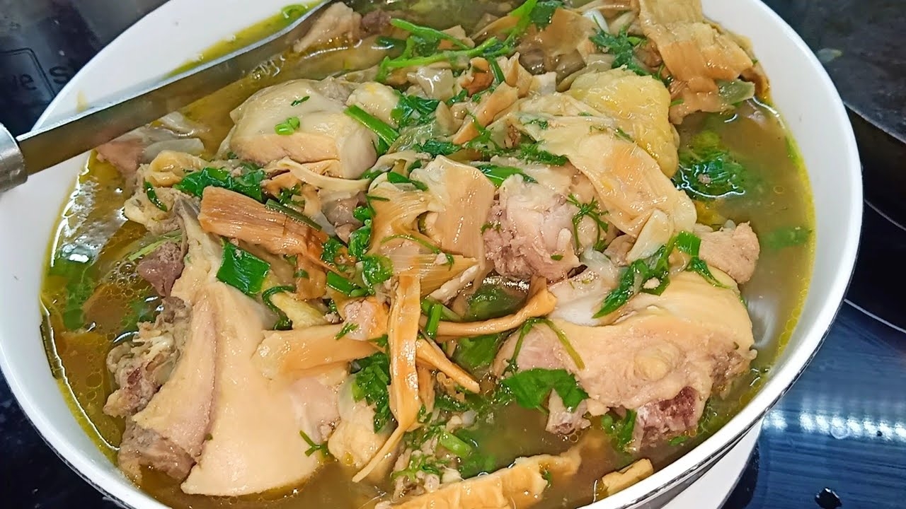 Món gà nấu măng khô