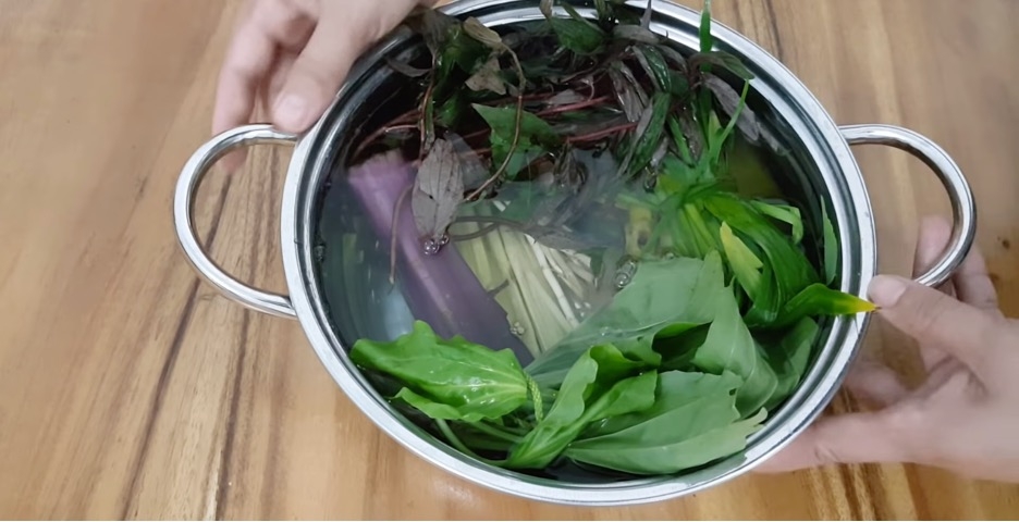 Cho toàn bộ nguyên liệu vào nồi để đun sôi