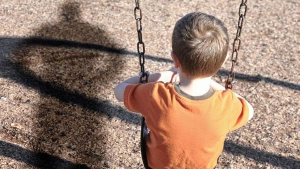 Cần làm gì khi trẻ tiết lộ rằng mình đang bị lạm dụng tình dục?